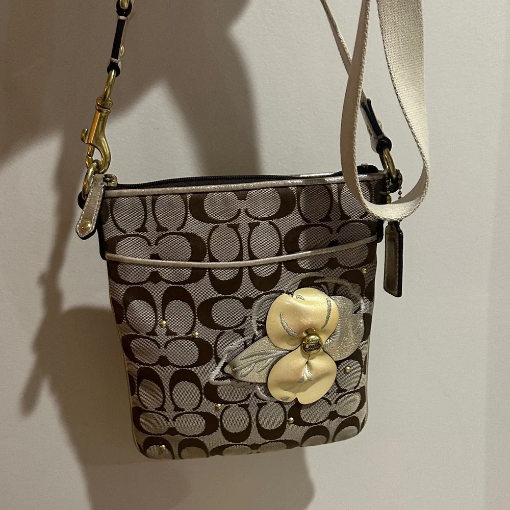 Coach Signature C Swing pack with Floral Appliqué - Picture 1 of 11